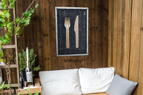 Une fourchette et un couteau en bois posés sur une assiette craie noire, simple mais élégant 60x90 cm