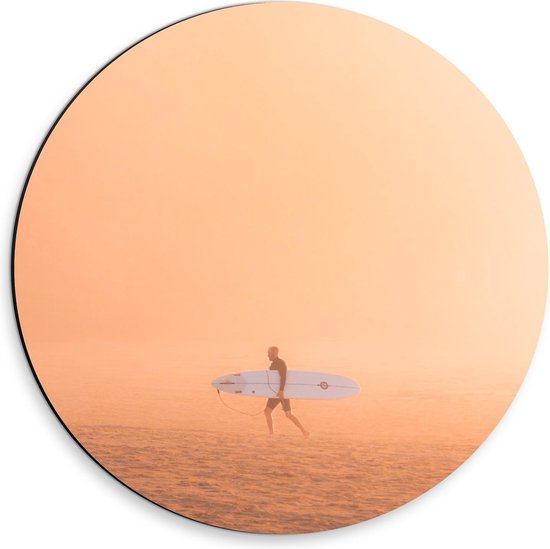 Dibond Wandcirkel - Surfer Lopend op het Strand - 30x30cm Foto op Aluminium Wandcirkel (met ophangsysteem)