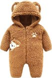 Bruin teddy pakje met berenmuts en applicatie van een beer en pootafdruk.