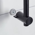 Bevestigingsmechanisme van de zwarte douchekophouder, met schroef en plug.