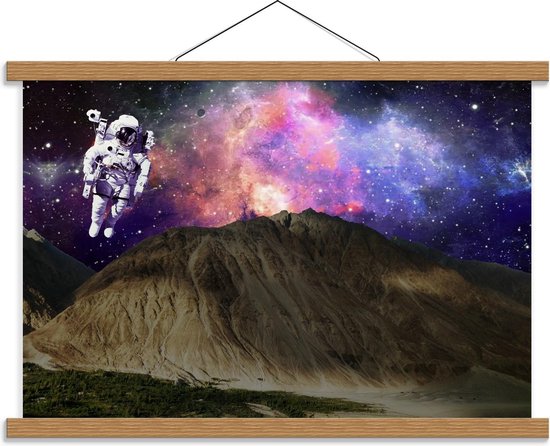 Schoolplaat – Astronaut boven Rotsen met Galaxy Lucht - 60x40cm Foto op Textielposter (Wanddecoratie op Schoolplaat)