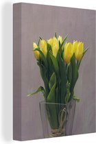 Canvas Schilderij Gele tulpen in een vaas bij een grijze achtergrond - 30x40 cm - Wanddecoratie