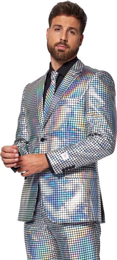 Man in zilveren disco glitter pak met ruitenpatroon en zwarte das, staand, bekeken van voren.