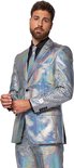 Man in zilveren disco glitter pak met ruitenpatroon en zwarte das, staand, bekeken van voren.