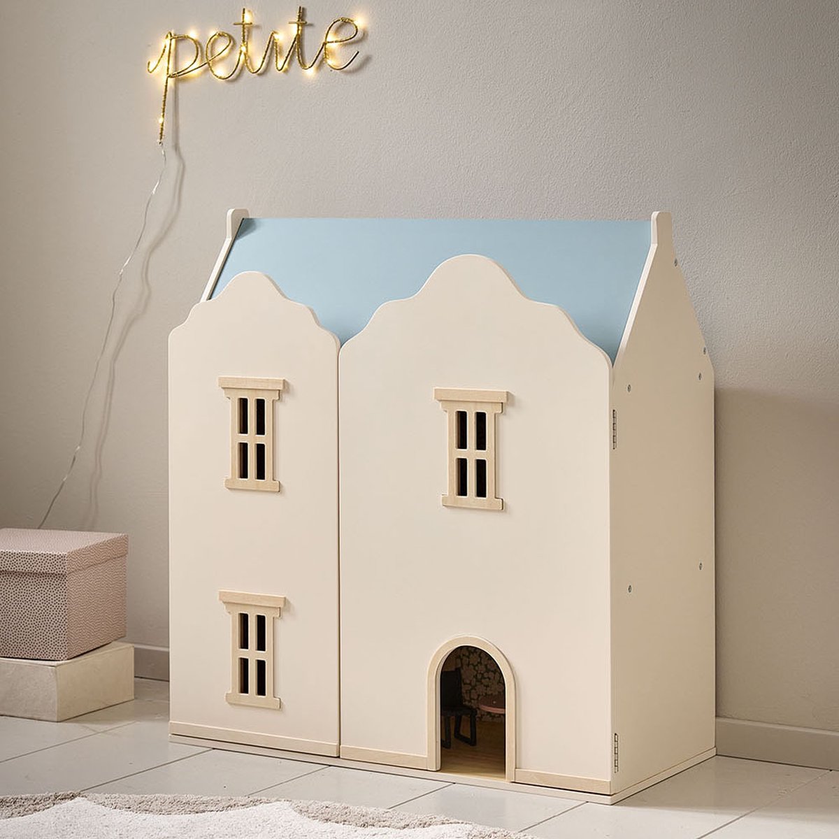 Petite Amélie Houten Poppenhuis Beige & Pastelblauw - H.66 cm - Drie Verdiepingen vol Tijdloze Charme - Stralend Beige met Pastelblauw Dak — afbeelding 3