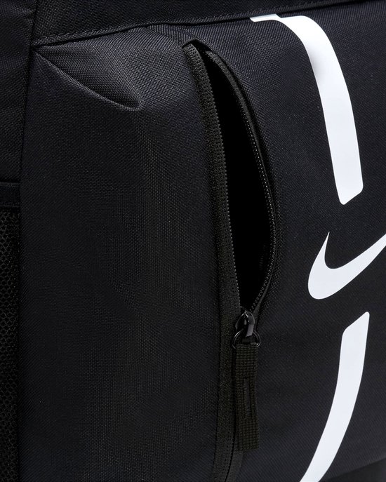 Zwarte Nike rugzak met witte strepen en logo, close-up van ritsvak.