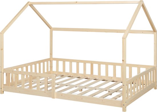 Een houten ledikant in huisjesstijl, zonder matras, met een open lattenbodem.