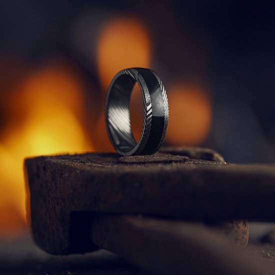 Fortis | Bague en acier Damas gris gunmetal et argent avec incrustation en onyx - 7 mm