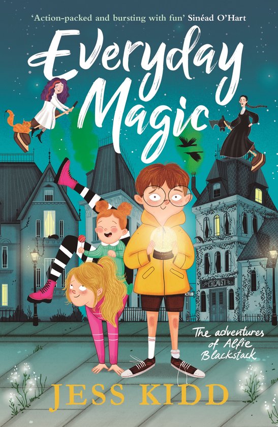 Kinderboek 'Everyday Magic' met jongen met bril en gele jas, twee meisjes en een kat. Titel en 'Jess Kidd' in gele letters.