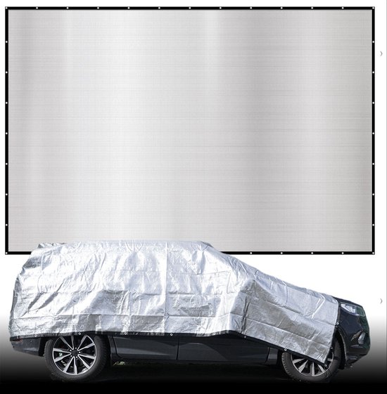 Filet d'ombrage argenté de 7x6m recouvrant une voiture.