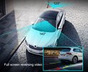 Illustratie van een auto met een breedte van 140 graden voor de dashcam en 120 graden voor de achteruitrijcamera. Inzet toont achteruitrijvideo.