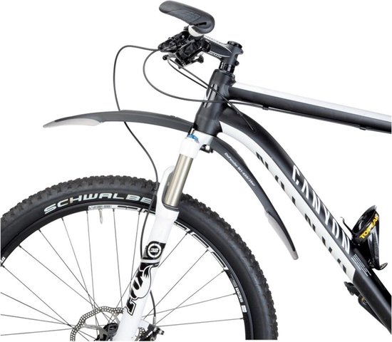 Zwart "Defender M1" voorwiel spatbord gemonteerd op een mountainbike met "Canyon" frame.