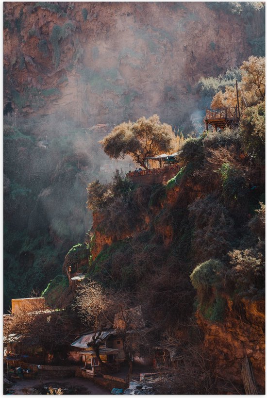WallClassics - Poster Glanzend – Tenten op een Berg met Bomen - 60x90 cm Foto op Posterpapier met Glanzende Afwerking