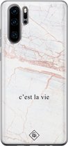 Casimoda® hoesje - Geschikt voor Huawei P30 Pro - C'est La Vie - Siliconen/TPU - Soft Case - Bruin/beige - Tekst