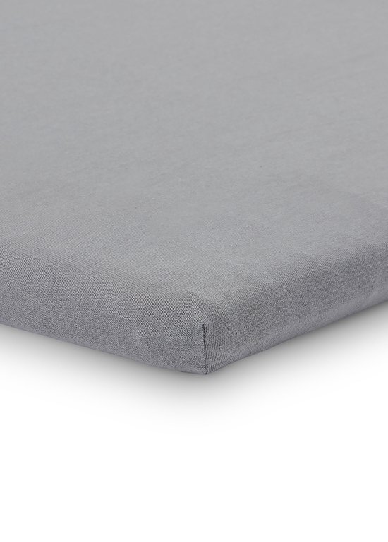 Lichtgrijs jersey hoeslaken met een gebreide textuur.