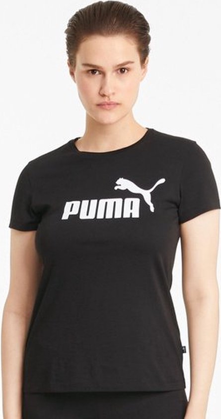 Model draagt zwart PUMA T-shirt met wit logo op de borst.
