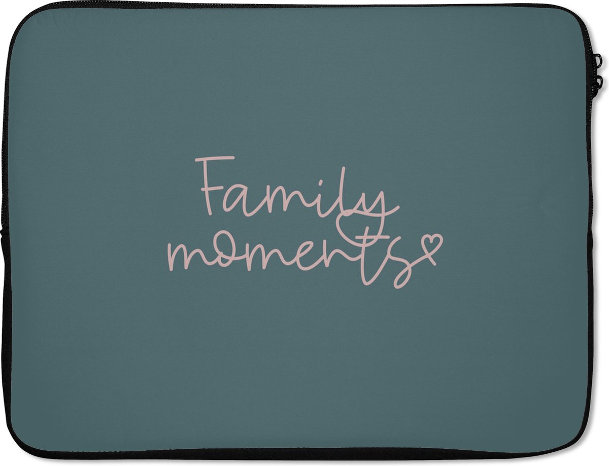 Laptophoes 15.6 inch - Quotes - Family moments - Familie - Spreuken - Laptop sleeve - Binnenmaat 37x26 cm - Zwarte achterkant