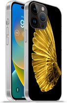 Geschikt voorApple Iphone 14 Pro - Softcase hoesje - Gouden vleugels op een zwarte achtergrond - Siliconen Telefoonhoesje