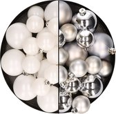 Kerstversiering kunststof kerstballen kleuren mix zilver/winter wit 4-6-8 cm pakket van 68x stuks