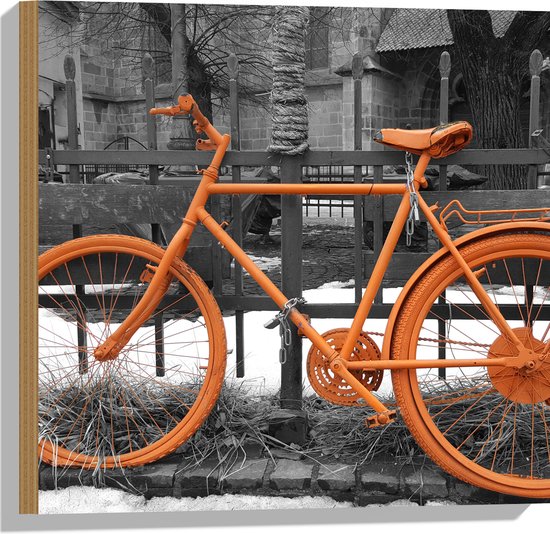 WallClassics - Hout - Oranje Fiets tegen Zwart Witte Achtergrond - 50x50 cm - 12 mm dik - Foto op Hout (Met Ophangsysteem)