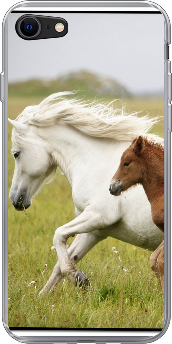 Telefoonhoesje Geschikt voor iPhone SE 2022 hoesje - Paarden - Dieren - Gras - Siliconen Telefoonhoesje Telefoonhoesje