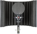 Zwarte microfoonhouder met donkergrijs popfilter, staand tussen twee zwarte schuimpanelen.