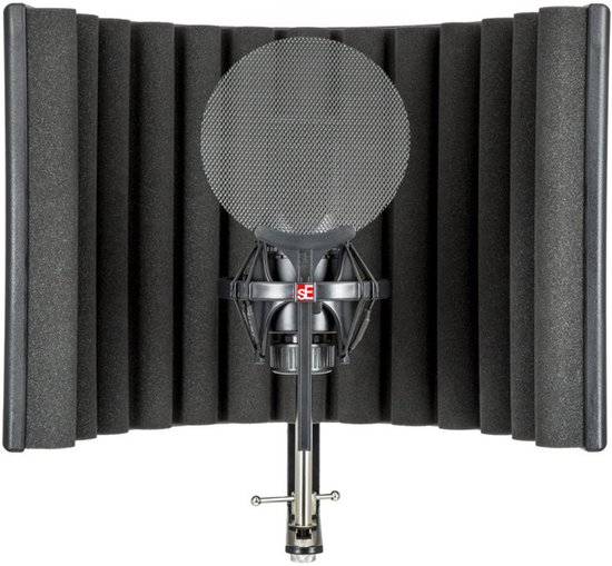 Zwarte microfoonhouder met donkergrijs popfilter, staand tussen twee zwarte schuimpanelen.