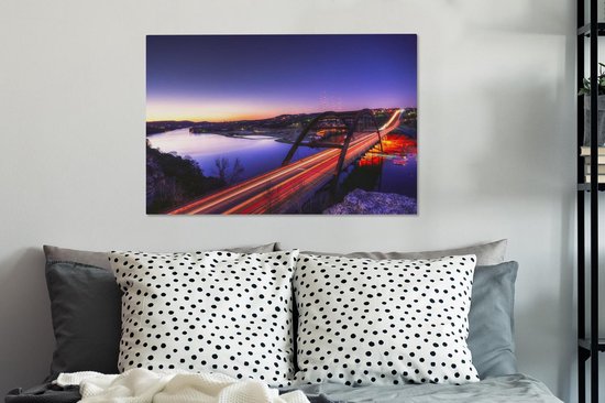 Nombreux feux tricolores sur le Pennybacker Bridge sous un ciel violet à Austin Toile 90x60 cm - Tirage photo sur toile (Décoration murale salon / chambre)