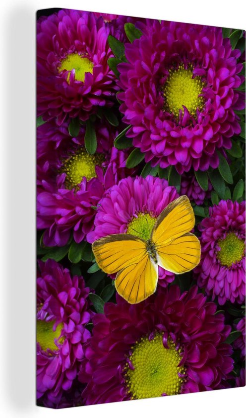 Canvas Schilderij Een oranje vlinder op Aster bloemen - 20x30 cm - Wanddecoratie