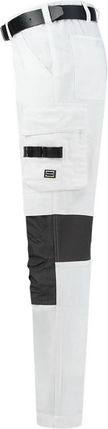 Zij-aanzicht van een witte werkbroek met donkergrijze en zwarte kniestukken. Zwarte riem en zakken zijn zichtbaar.