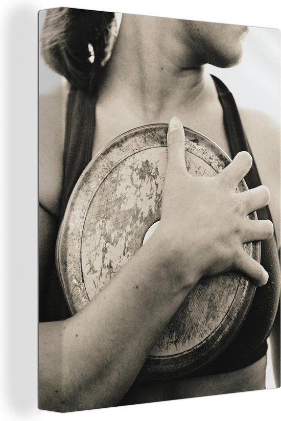 Canvas Schilderij Zwart-wit foto van een vrouw met een discus in haar hand - 30x40 cm - Wanddecoratie