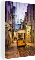 Canvas Schilderij Een kabelbaan van een tram in Lissabon tijdens de avond - 40x60 cm - Wanddecoratie