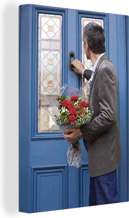 Homme au bouquet de roses rouges frappe à une porte d'entrée 60x90 cm -  Tirage photo... | bol.com