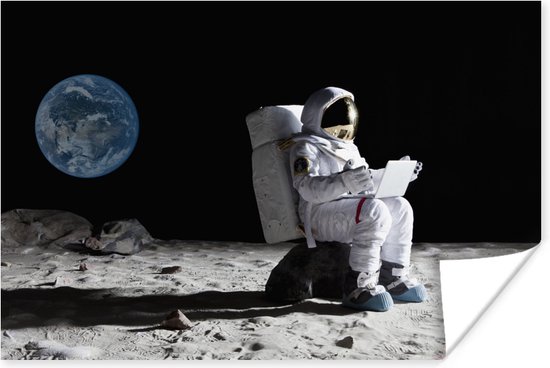 Astronaut in de ruimte werkt achter zijn laptop poster 120x80 cm - Foto print op Poster (wanddecoratie woonkamer / slaapkamer)