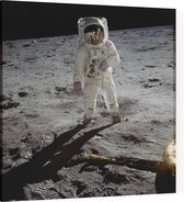 Buzz Aldrin walks on the moon (maanlanding) - Foto op Canvas - 60 x 60 cm