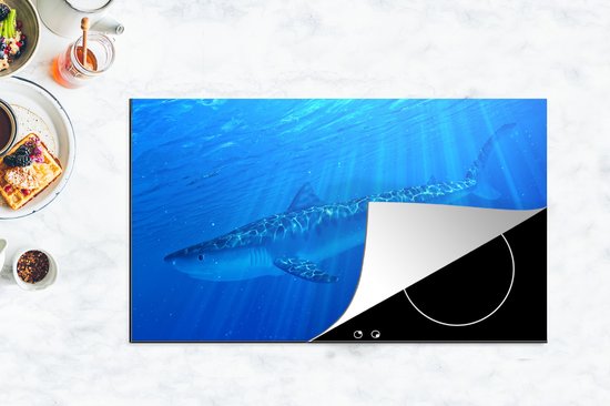 KitchenYeah® Inductie beschermer 85x52 cm - Een illustratie van een tijgerhaai in de zee - Kookplaataccessoires - Afdekplaat voor kookplaat - Inductiebeschermer - Inductiemat - Inductieplaat mat