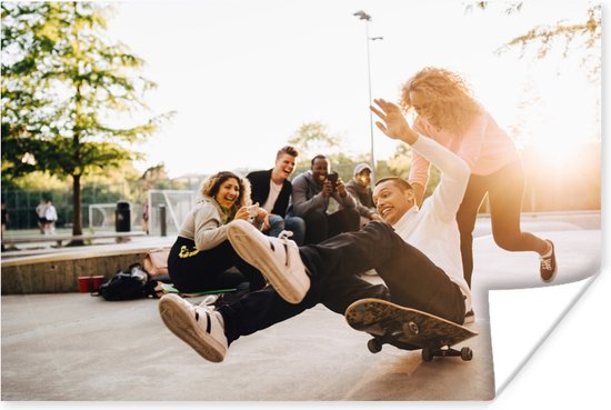 Poster Vrienden zijn aan het skateboarden en lachen in het park - 30x20 cm