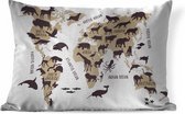 Sierkussens - Kussen - Bruine wereldkaart met illustraties van silhouetten van dieren en namen van continenten en oceanen - 60x40 cm - Kussen van katoen
