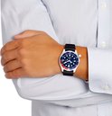 Man met een wit overhemd draagt een Citizen Promaster horloge met blauwe wijzerplaat.