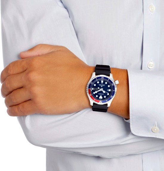 Man met een wit overhemd draagt een Citizen Promaster horloge met blauwe wijzerplaat.