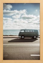 JUNIQE - Poster in houten lijst Wolfsburg surfbusje -20x30 /Bruin &