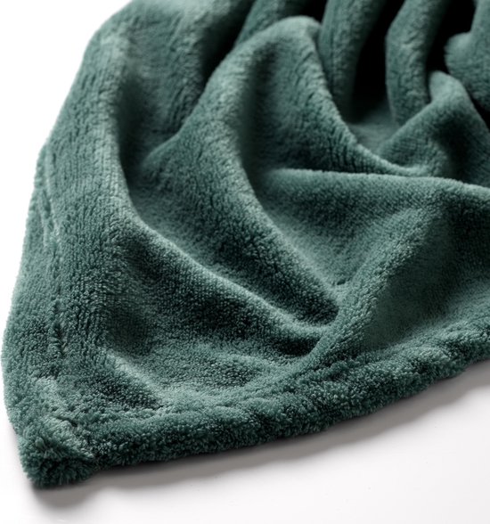 Plaid Harvey vert sauge de Dutch Decor, gros plan sur le tissu polaire doux.