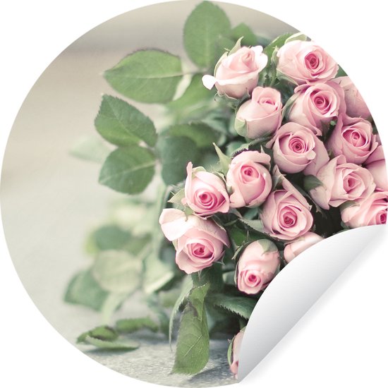 Grand livre de roses roses se trouve sur une table Sticker papier peint cercle mural ⌀ 120 cm / cercle papier peint / cercle mural / cercle vivant - autocollant et découpe ronde