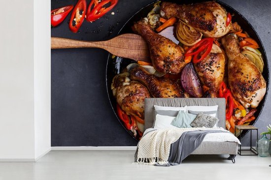 Behang Fotobehang Pittige Kip Drumsticks In Een Pan Met Paprika En Ui Behang Fotobehang Pittige Kip Drumsticks In Een Pan Met Paprika En Ui