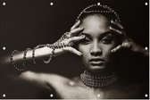 Zwarte vrouw met grijze kettingen - Foto op Tuinposter - 90 x 60 cm