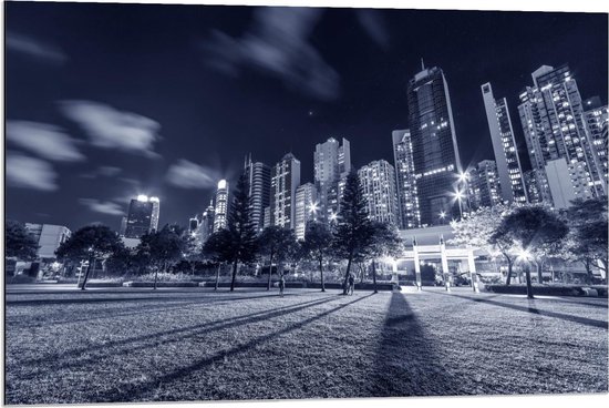 Dibond - Uitzicht op Stadsgebouwen in de Nacht - 90x60cm Foto op Aluminium (Met Ophangsysteem)