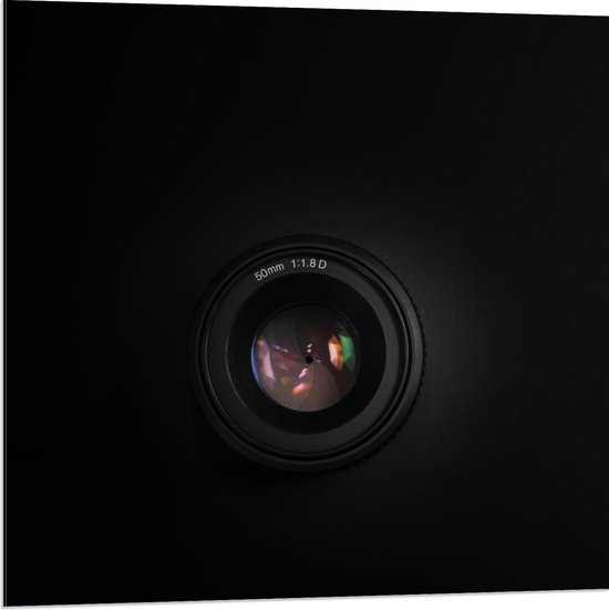 Dibond - Foto van 50mm lens op Zwarte Achtergrond - 80x80cm Foto op Aluminium (Met Ophangsysteem)