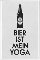 JUNIQE - Poster in kunststof lijst Bier Ist Mein Yoga -20x30 /Grijs &