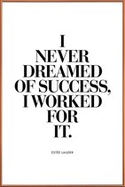 JUNIQE - Poster met kunststof lijst Dreamed Of Success - Citaat van