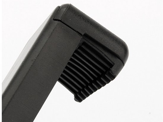 Gedetailleerde close-up van de gekartelde klem van een zwarte telefoonhouder.